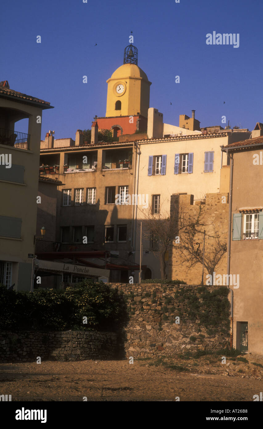 La Ponche quartiere di Saint Tropez dalla spiaggia con 19c il campanile della chiesa Foto Stock