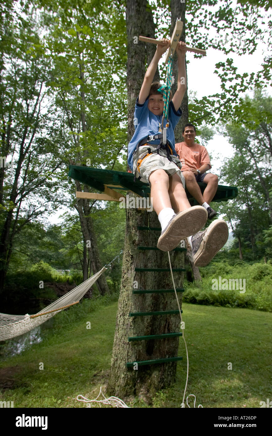 Ragazzo di 11 anni su zip line Foto Stock