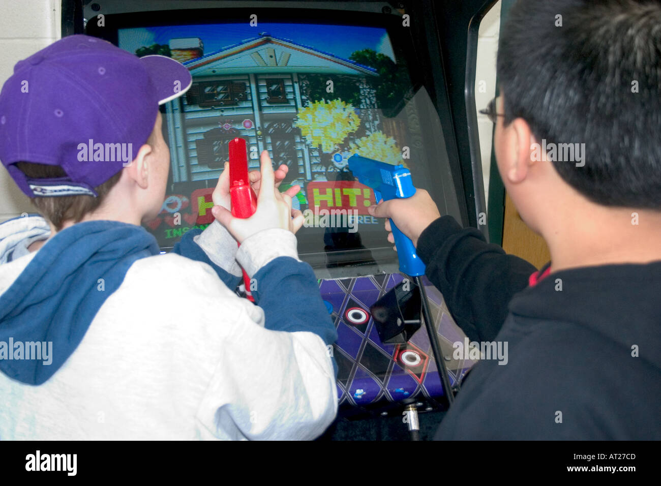Età bambini 11 riprese di punto in bianco video gioco con il rosso e il blu replica 45 calibro pistole di plastica. St Paul Minnesota MN USA Foto Stock Età bambini 11 riprese di punto in bianco video gioco con il rosso e il blu replica 45 calibro pistole di plastica. St Paul Minnesota MN USA Foto Stock