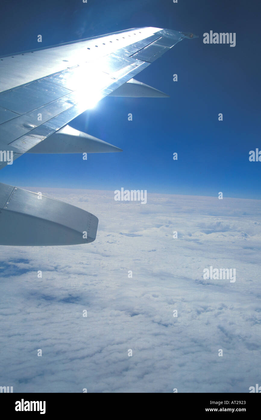 In aereo la visualizzazione della finestra con le nuvole e il sole che splende sul parafango Foto Stock