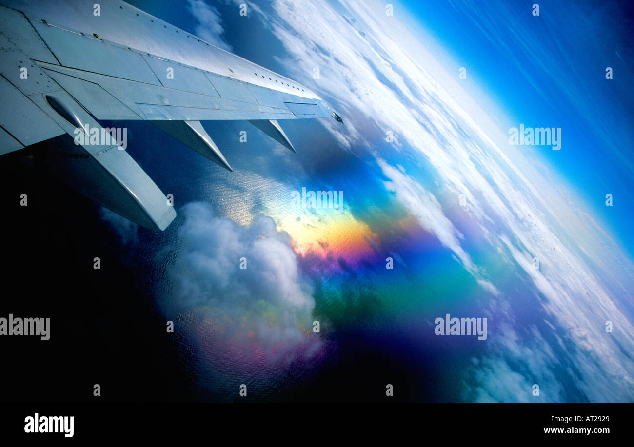 In aereo la visualizzazione della finestra con le nuvole e polarizzato polarizzato riflesso del sole che splende sul parafango e il mare Foto Stock