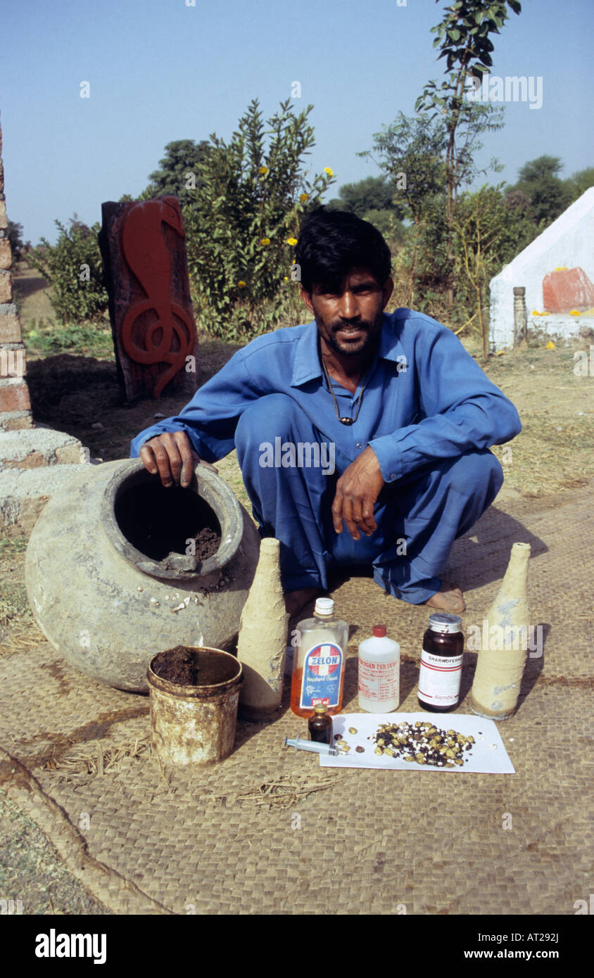 Agricoltore la vendita di Snake bite cure, Ashta village, Madhya Pradesh, India Foto Stock