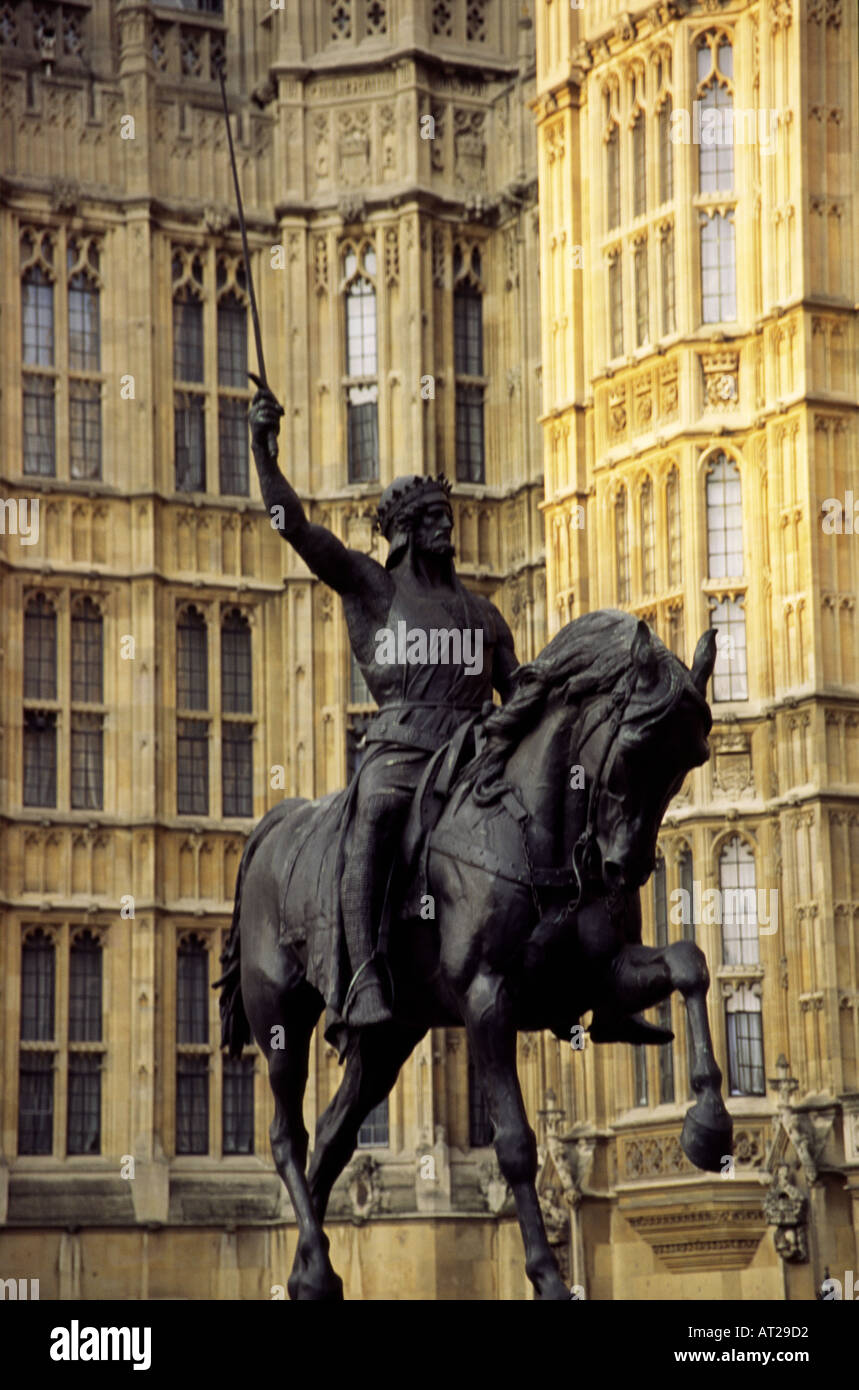 Statua di Riccardo Cuor di leone in piedi fuori le case del Parlamento Westminster Londra Inghilterra REGNO UNITO Foto Stock