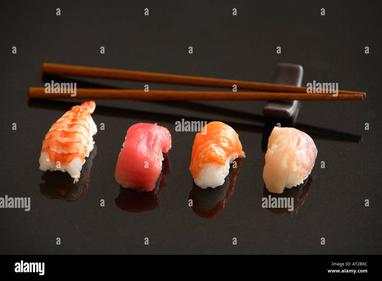 Il nigiri sushi e bastoncini Foto Stock