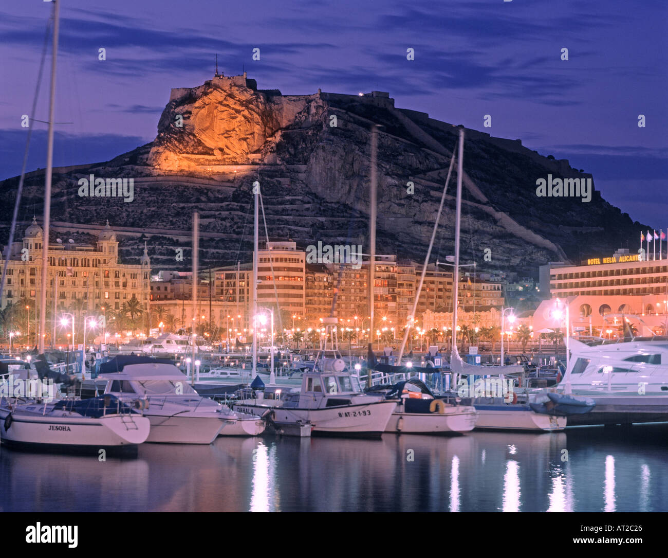 Alicante, Alicante provincia, capitale della Costa Blanca, Spagna. Vista sul porto al castello di Santa Barbara Foto Stock