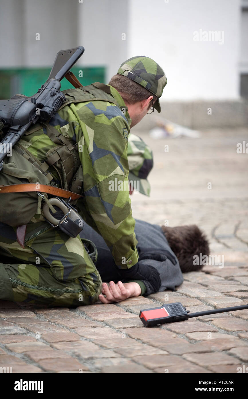 Civili di riposte a massa da soldati di Swedish Home Guard la pratica di difesa guerra contro il terrorismo Foto Stock