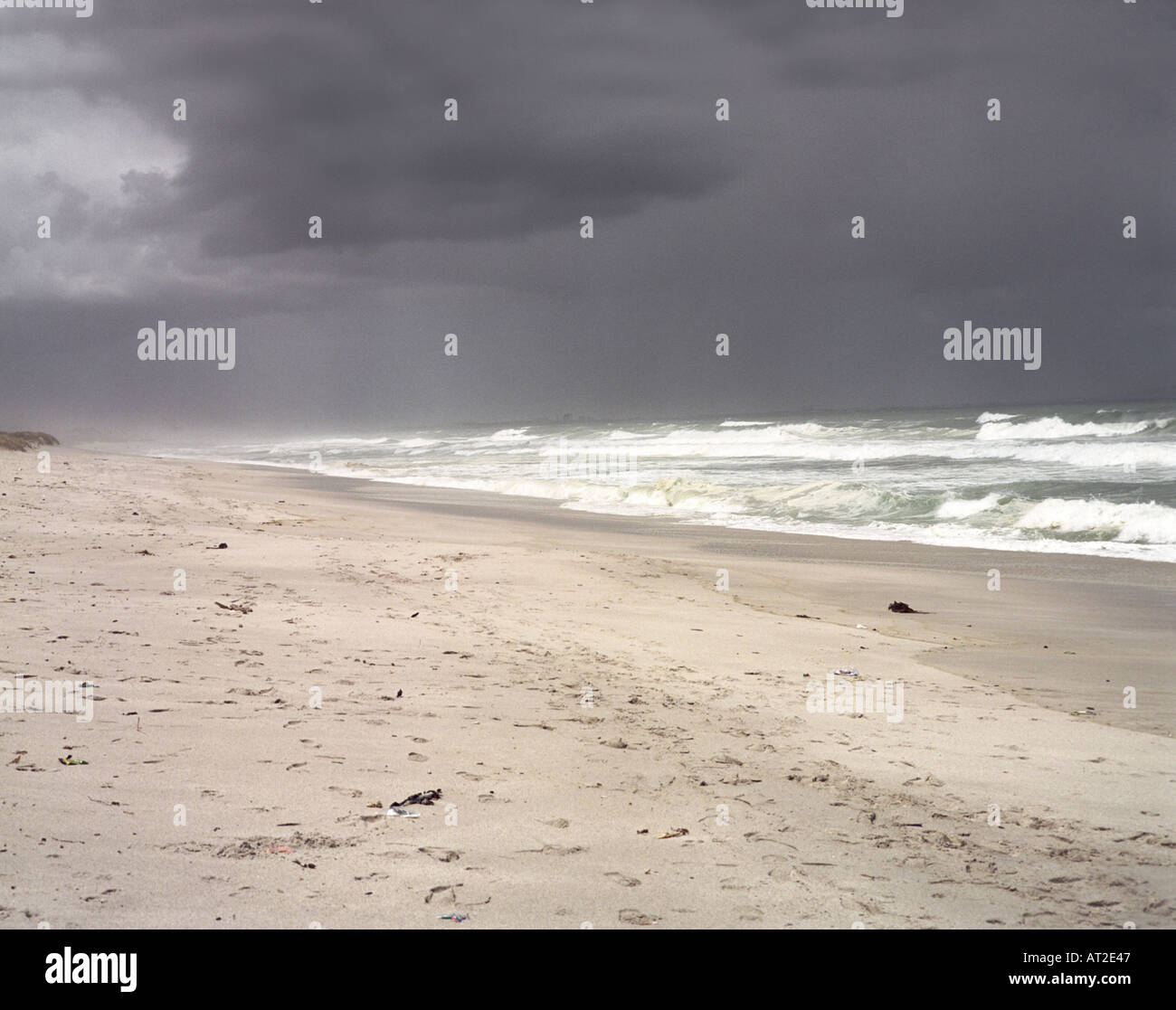 Spiaggia africana popolare con i turisti in un giorno di tempesta nei pressi di Città del Capo Foto Stock