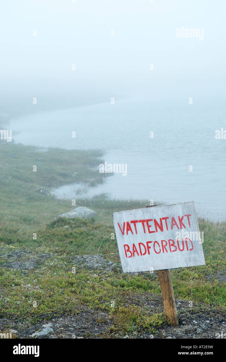 Acqua potabile e nessun segno di nuoto sulla riva di un lago di montagna nella nebbia Blahammaren Jamtland Svezia Agosto 2007 Foto Stock