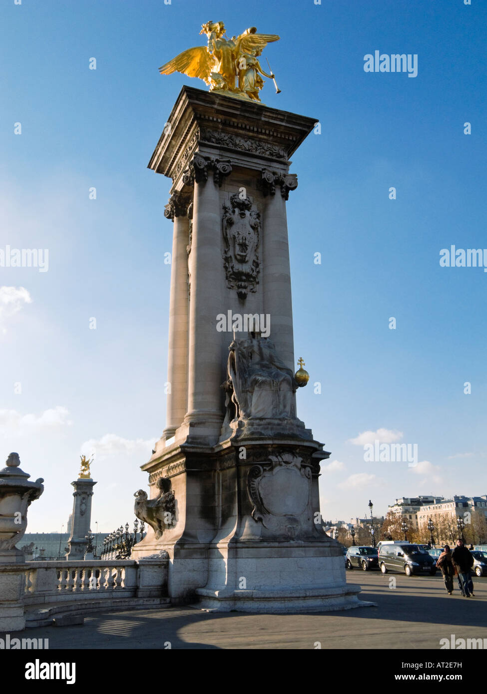 Le colonne ornate di Pont ponte Alexandre III, Parigi, Francia, Europa Foto Stock