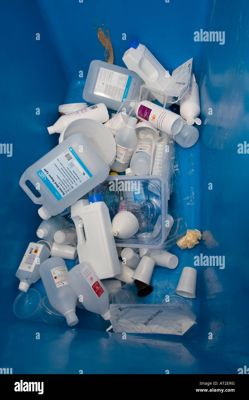 La bottiglia di plastica per il riciclaggio in un contenitore Foto Stock