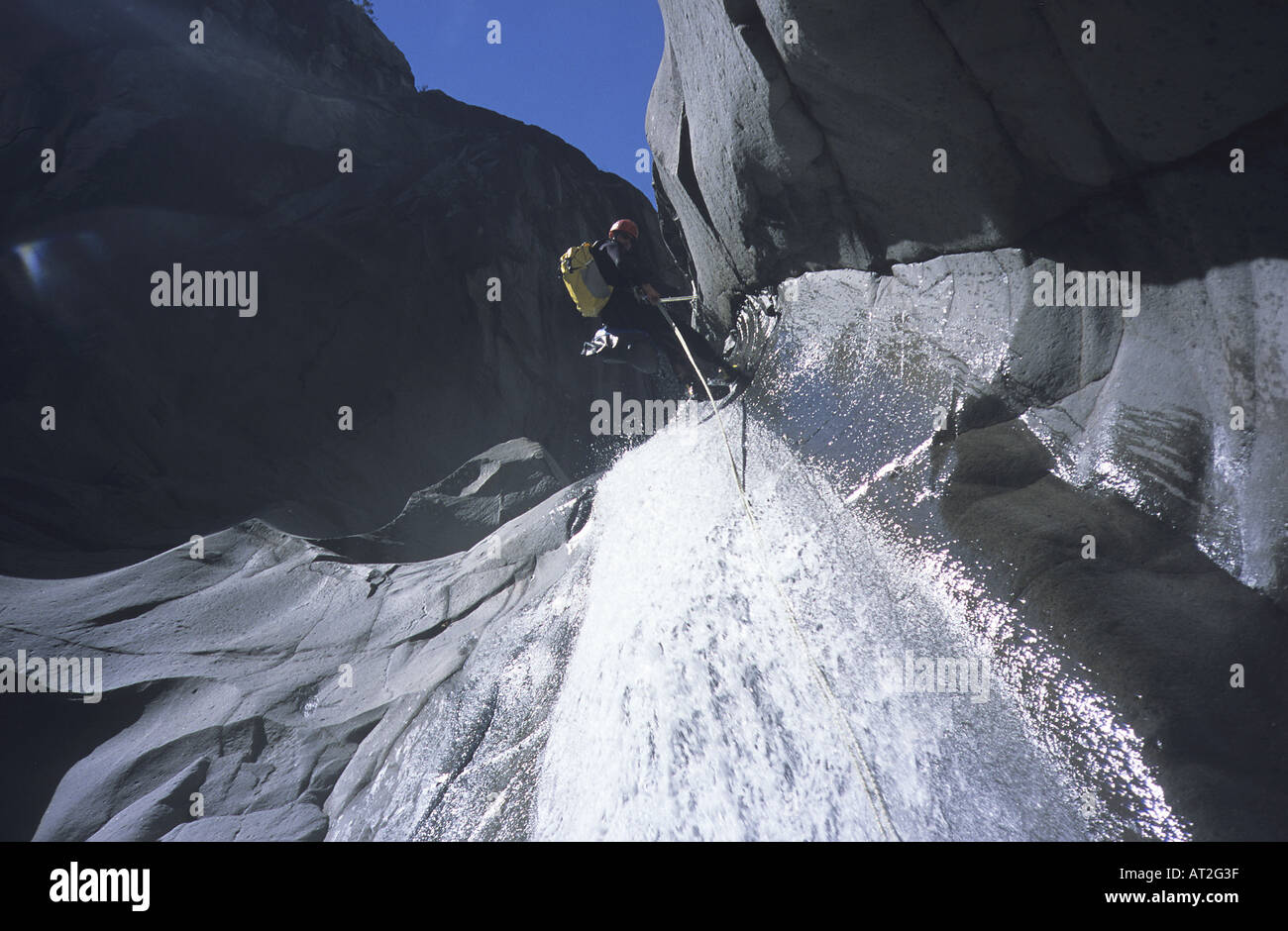 Canyoning uomo scendendo nel canyon Cirque di Cilaos Isola di Réunion Francia Foto Stock