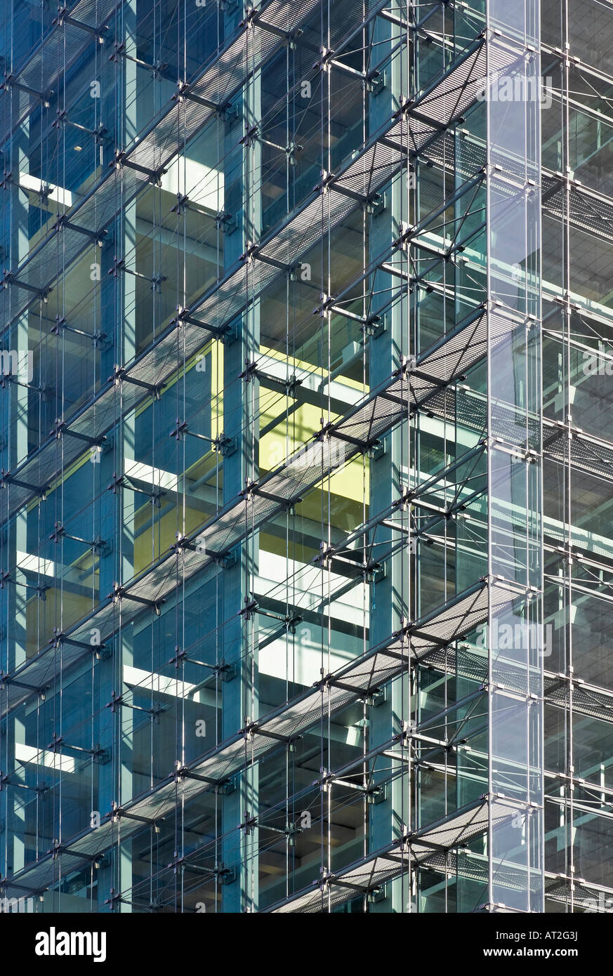 La facciata in vetro con dettagli architettonici al Manchester la giustizia civile Center Foto Stock