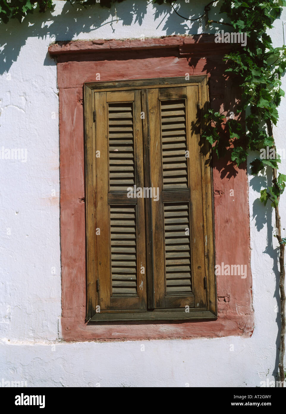 Close up di vecchie persiane di legno su casa turca Foto Stock