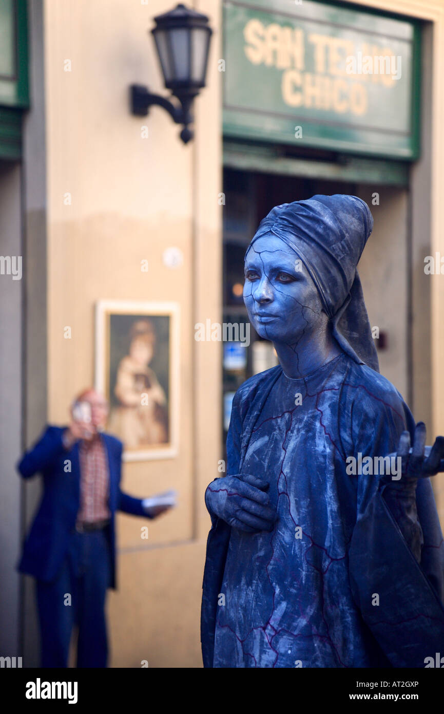 Via "statua vivente" donna eseguendo nelle strade di San Telmo Quartiere Fiera,Buenos Aires, Argentina Foto Stock