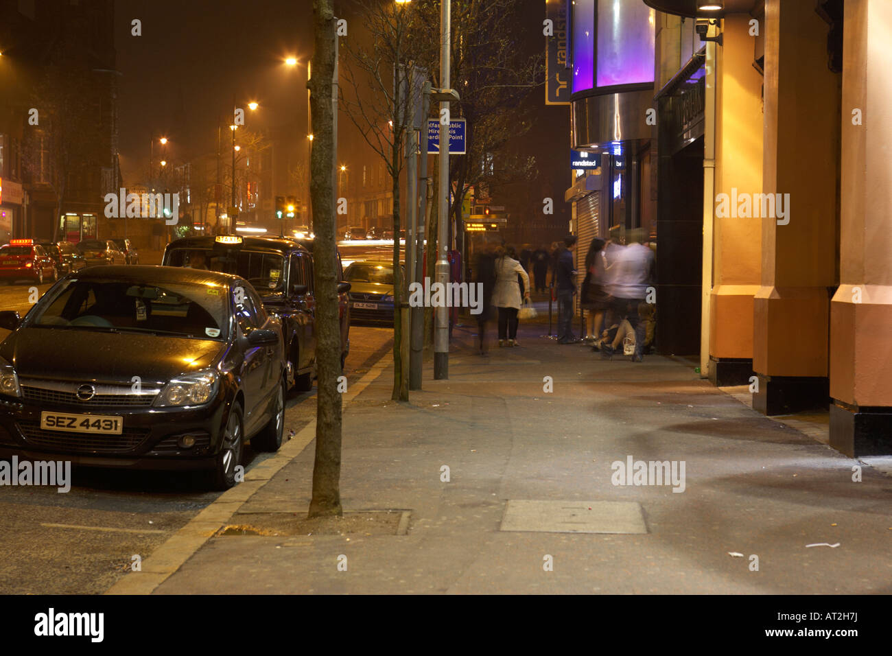 Nightclubbers persone in coda sulla strada di città per entrare in pub e discoteche su bradbury place belfast Foto Stock