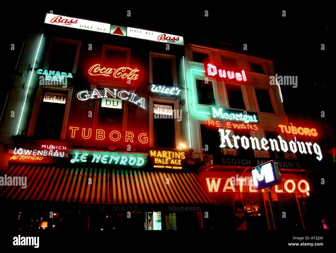 Insegne al neon pubblicizzare la varietà di birre disponibili nel Quartier gastronomico a Bruxelles Belgio Foto Stock