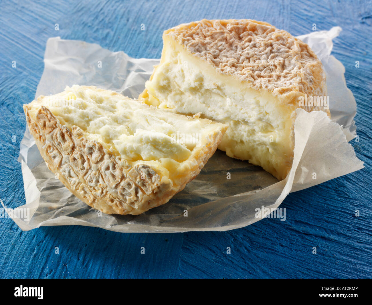 Fattoria di formaggio di capra dalla Normandia contro uno sfondo blu Foto Stock