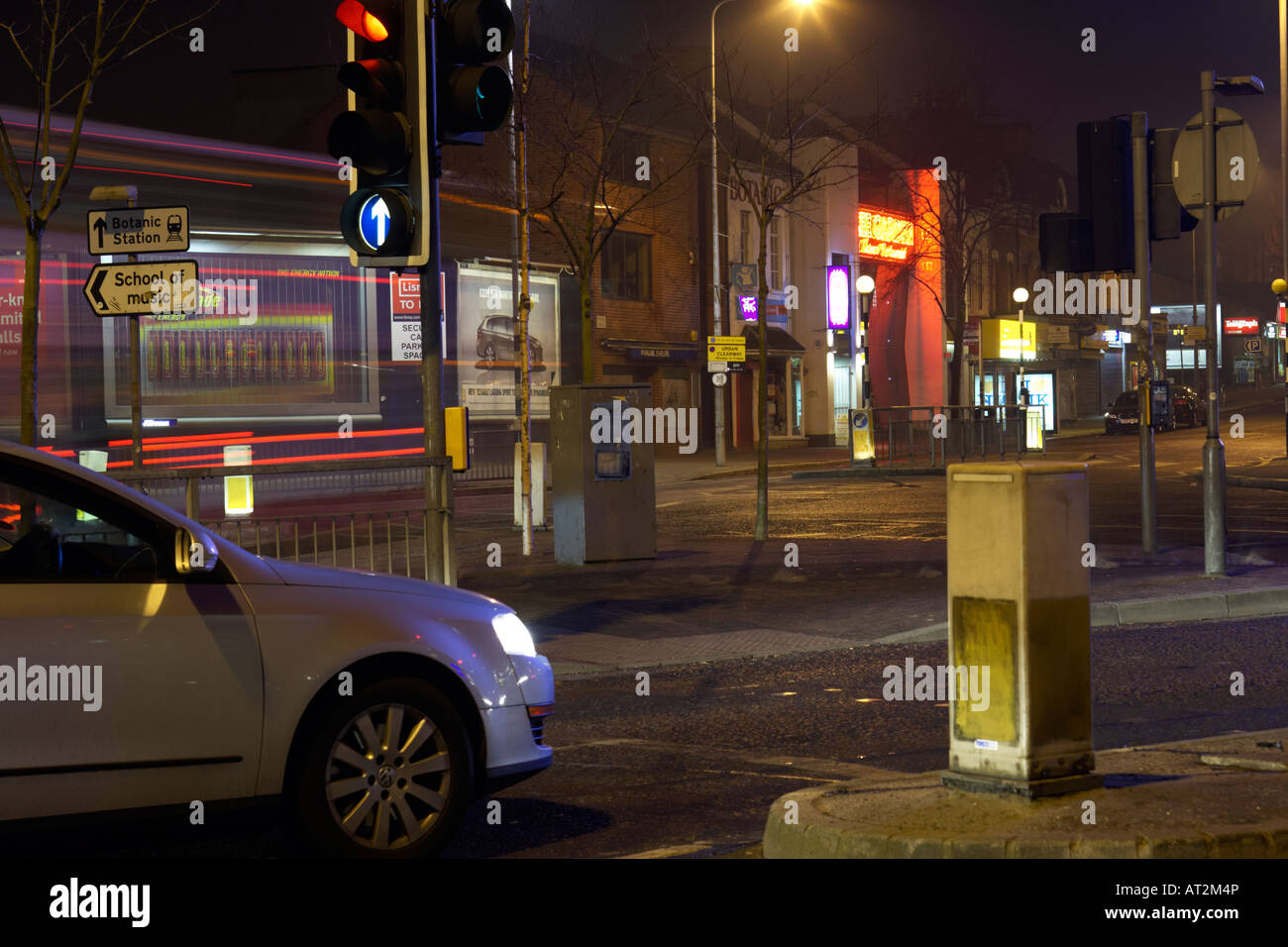 Auto in attesa del semaforo a shaftesbury Square a Belfast City Centre su una città tranquilla la notte nel Regno Unito Foto Stock