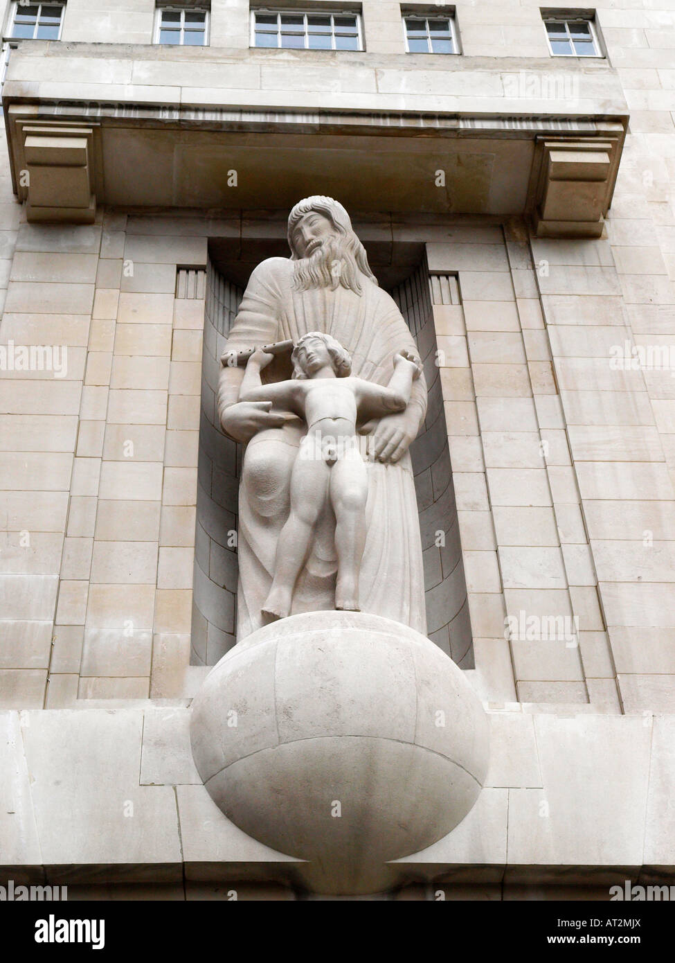 La scultura di Prospero e Ariel da Eric Gill sopra l'entrata di BBC Broadcasting House Portland Place London Foto Stock
