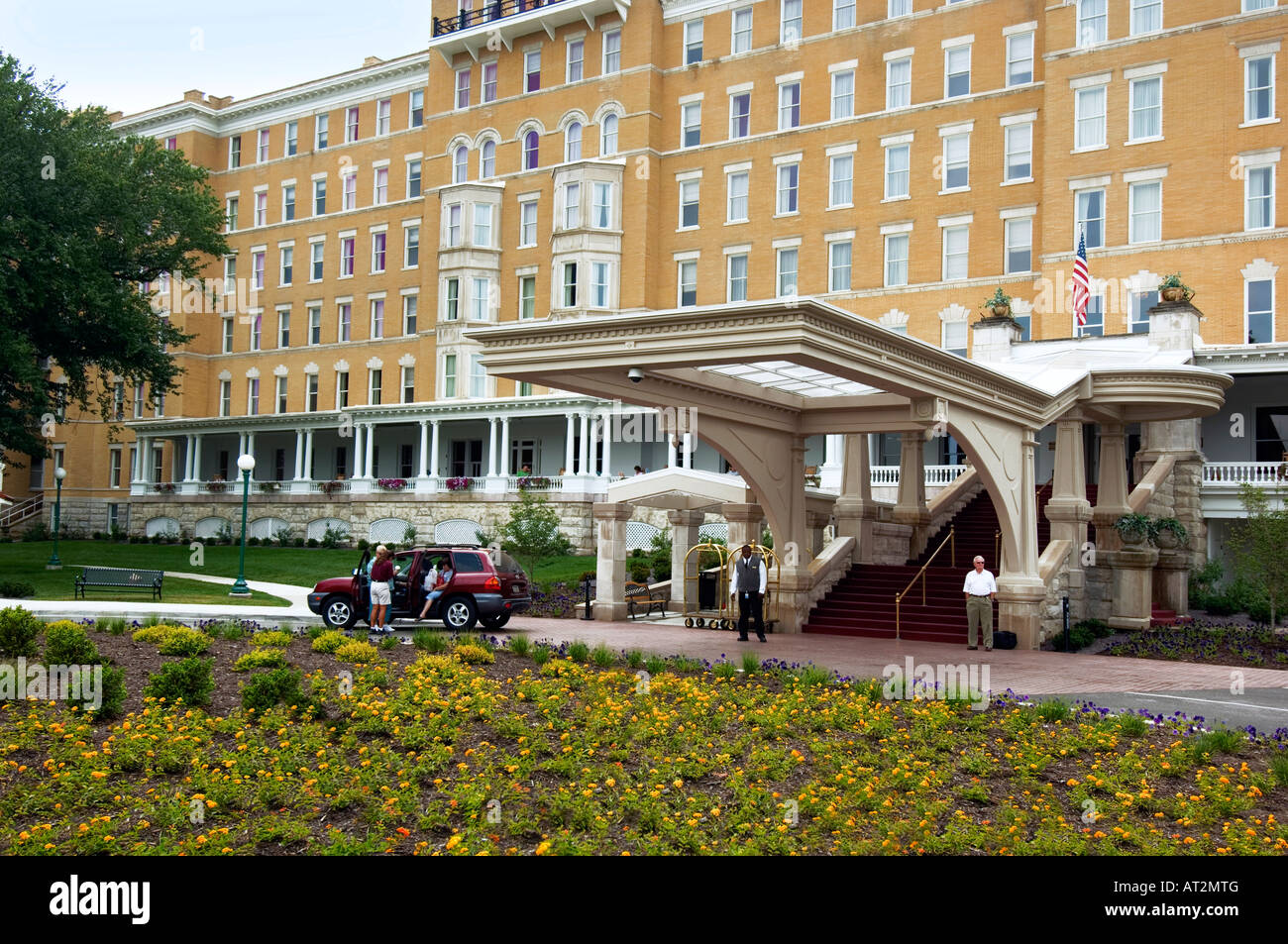 I turisti che arrivano a lambire francese Springs Resort e Casinò restaurato di hotel di lusso in francese leccare molle Indiana Foto Stock