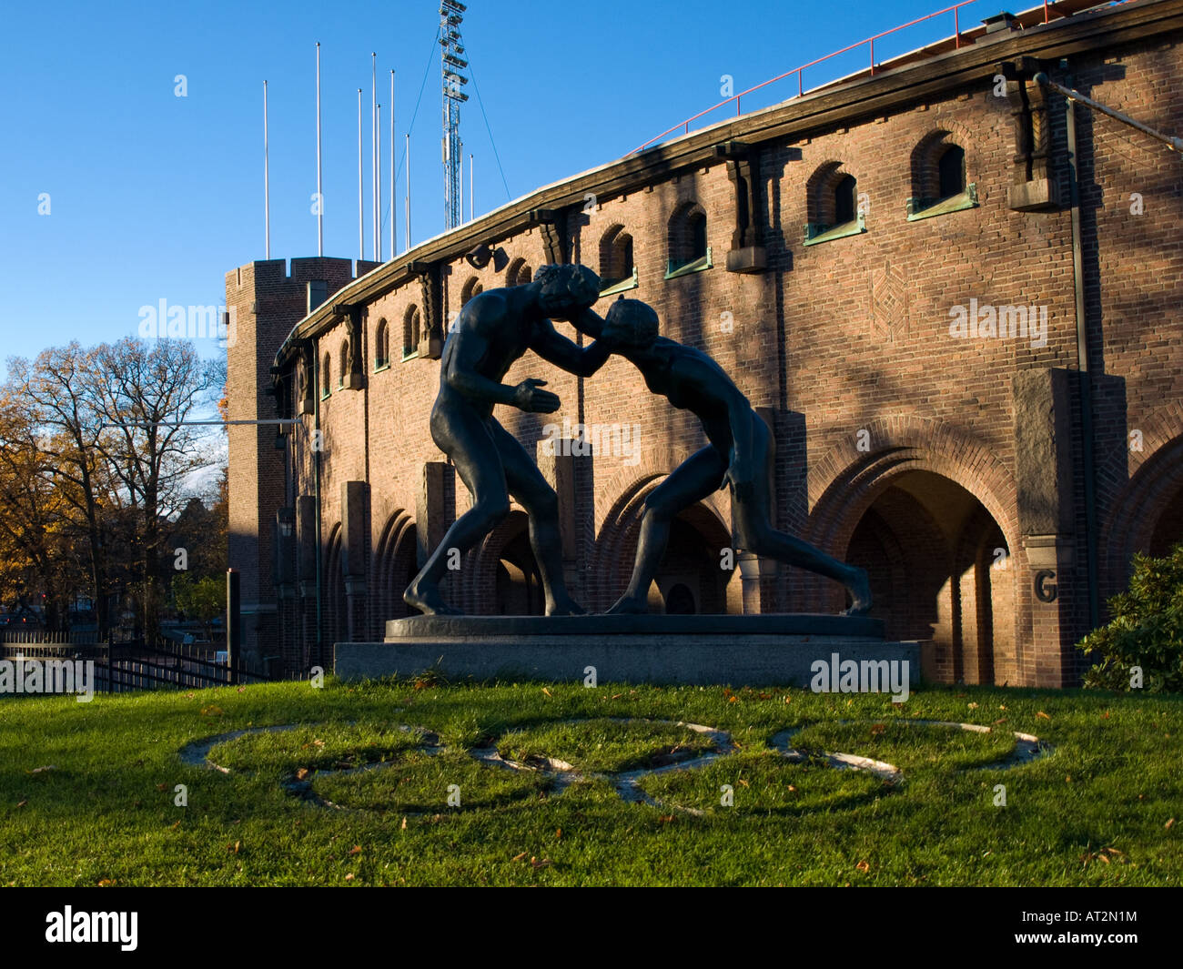 Carl Eldh la scultura, 'Play', fuori Stoccolma Olympic Stadium. Foto Stock