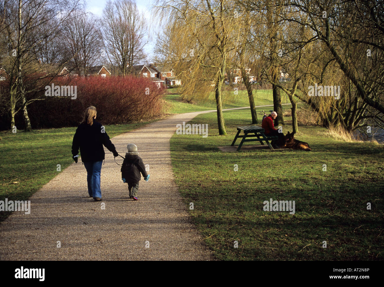 La madre e il bambino a piedi attorno a Westport Lago di Stoke-on-Trent Foto Stock