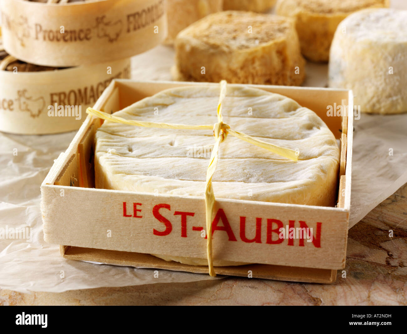 St Aubin morbidi formaggi francesi in un negozio di formaggi impostazione Foto Stock