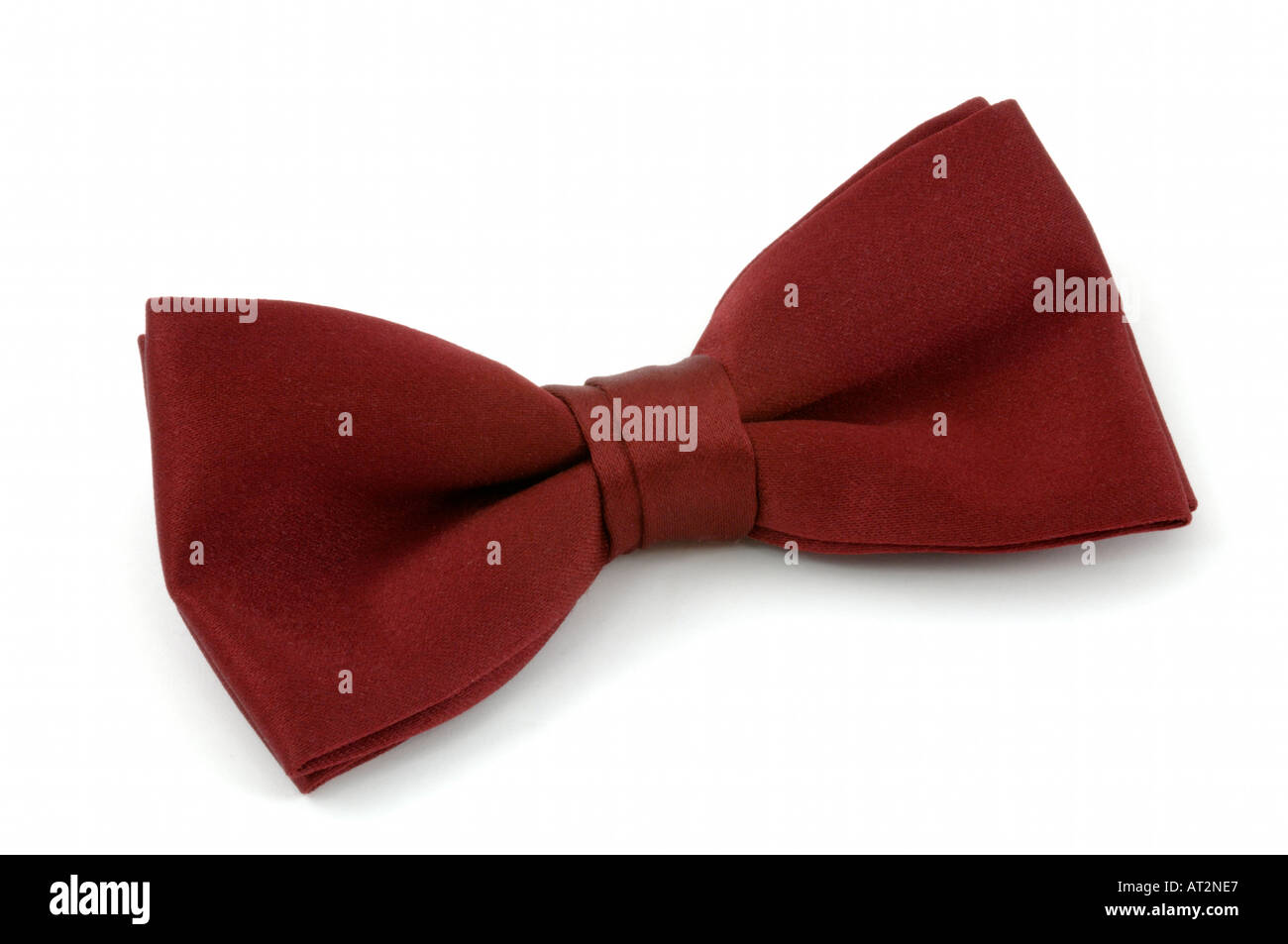 Maroon red bow tie su sfondo bianco Foto Stock