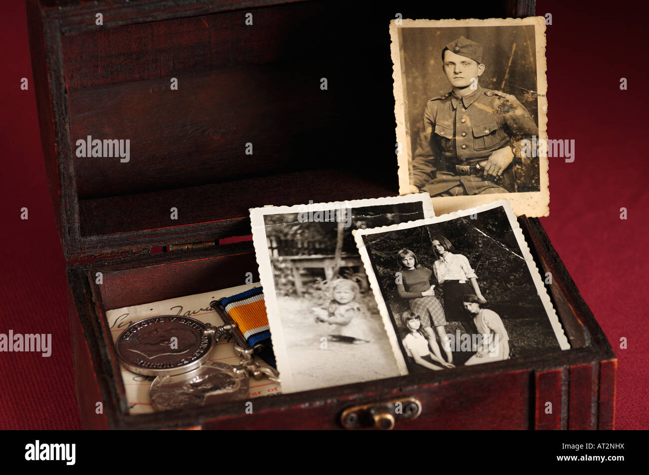 Nostalgia e ricordi di una scatola di vecchie fotografie medaglie militari e documenti di tutti i cimeli di famiglia Foto Stock