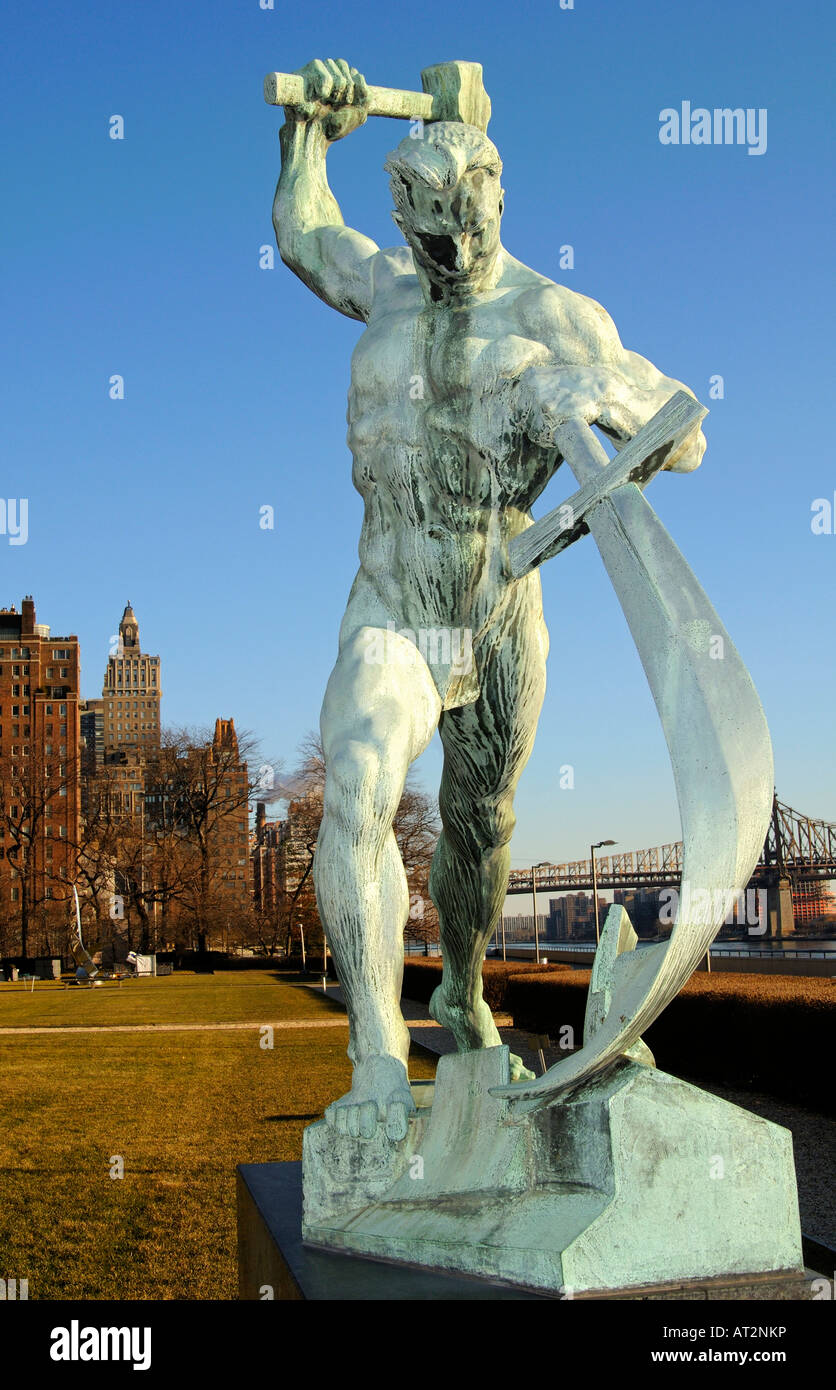 Statua di bronzo Beat Swords in aratri di e Vuchetich dono dell'Unione Sovietica alle Nazioni Unite a New York, USA Foto Stock