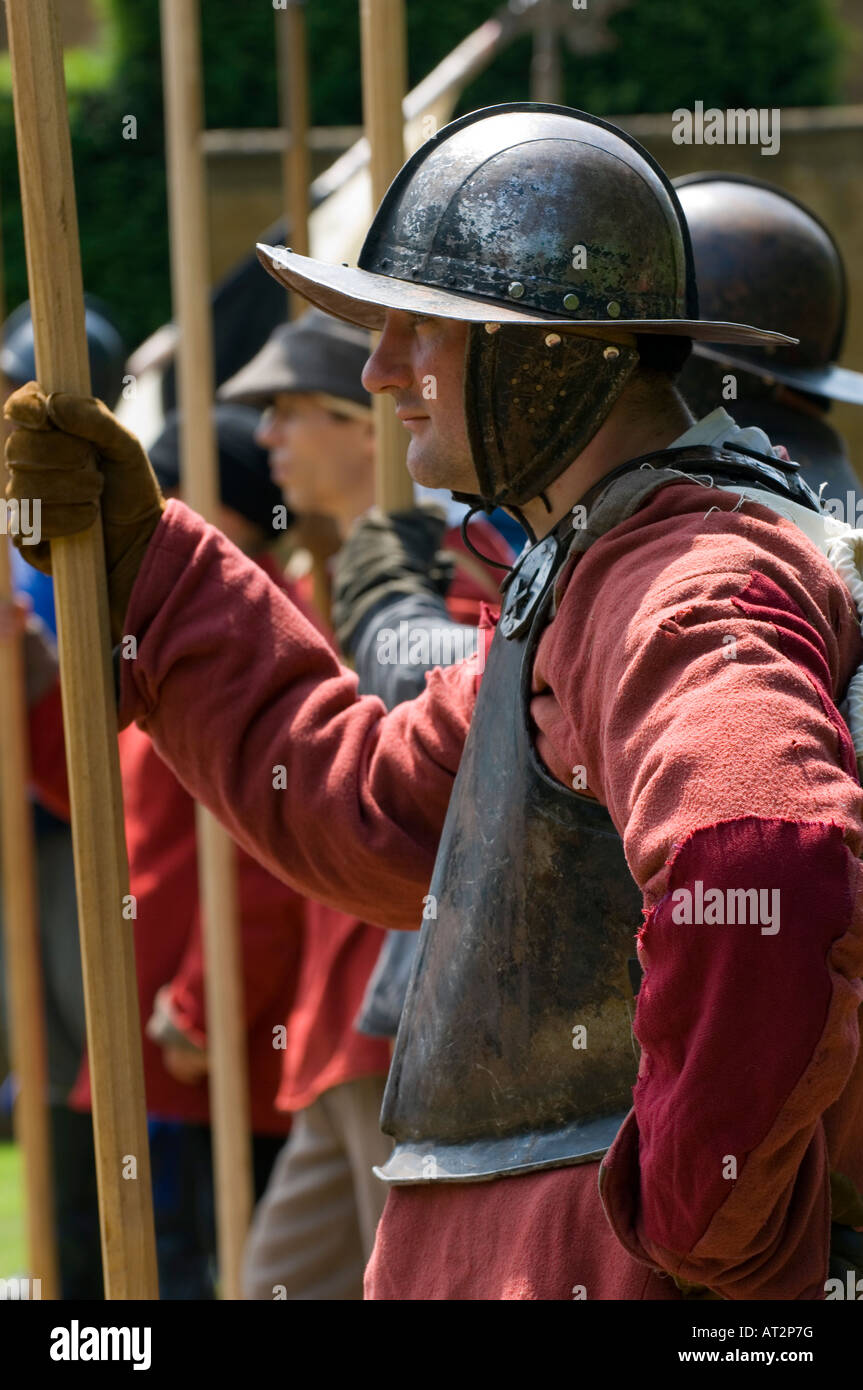 Xvii secolo guerra civile Pikemen svolto dal nodo sigillato guerra civile inglese re-enactors Foto Stock