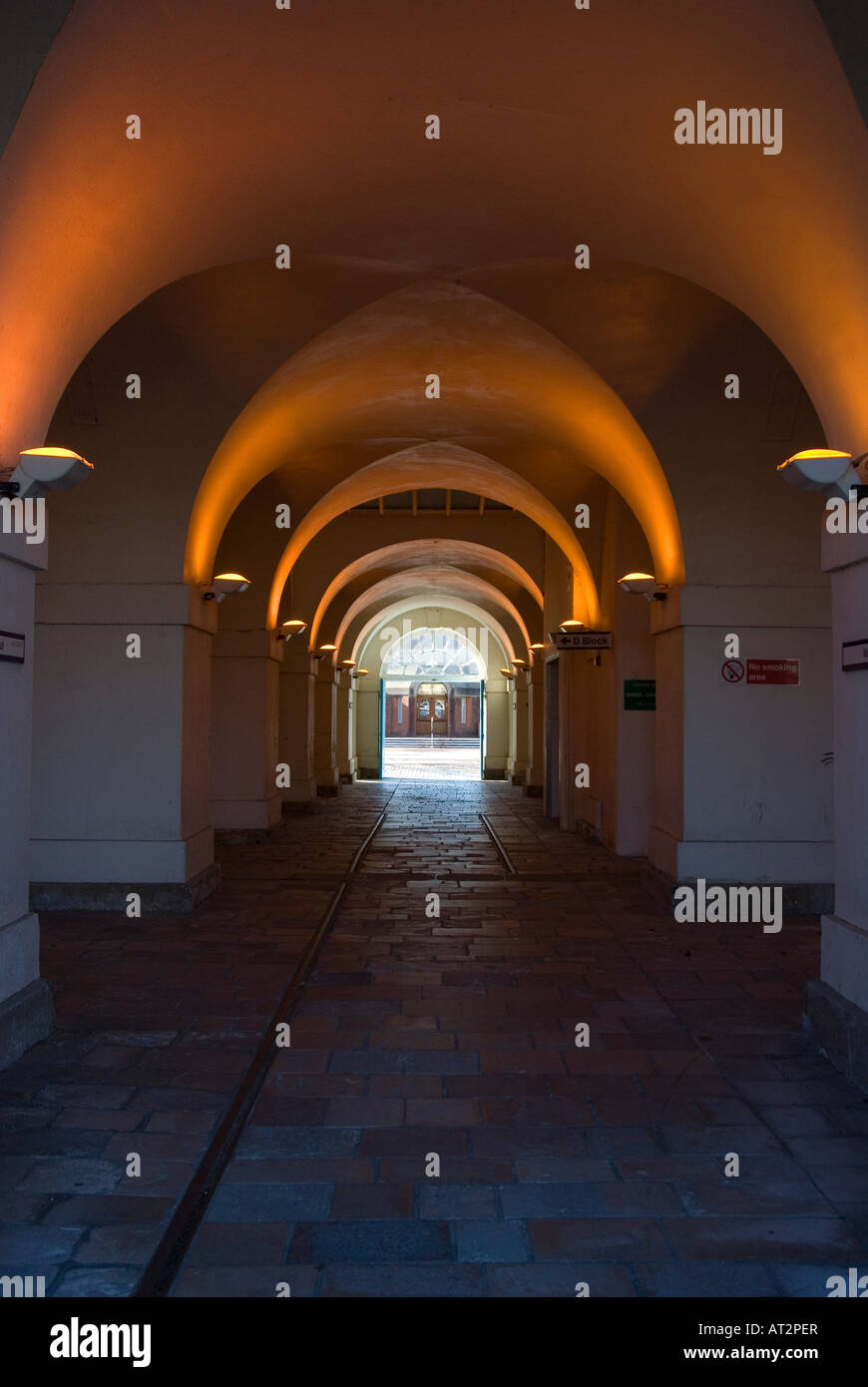 Haslar Hospital edificio antico soffitto a volta illuminato Foto Stock