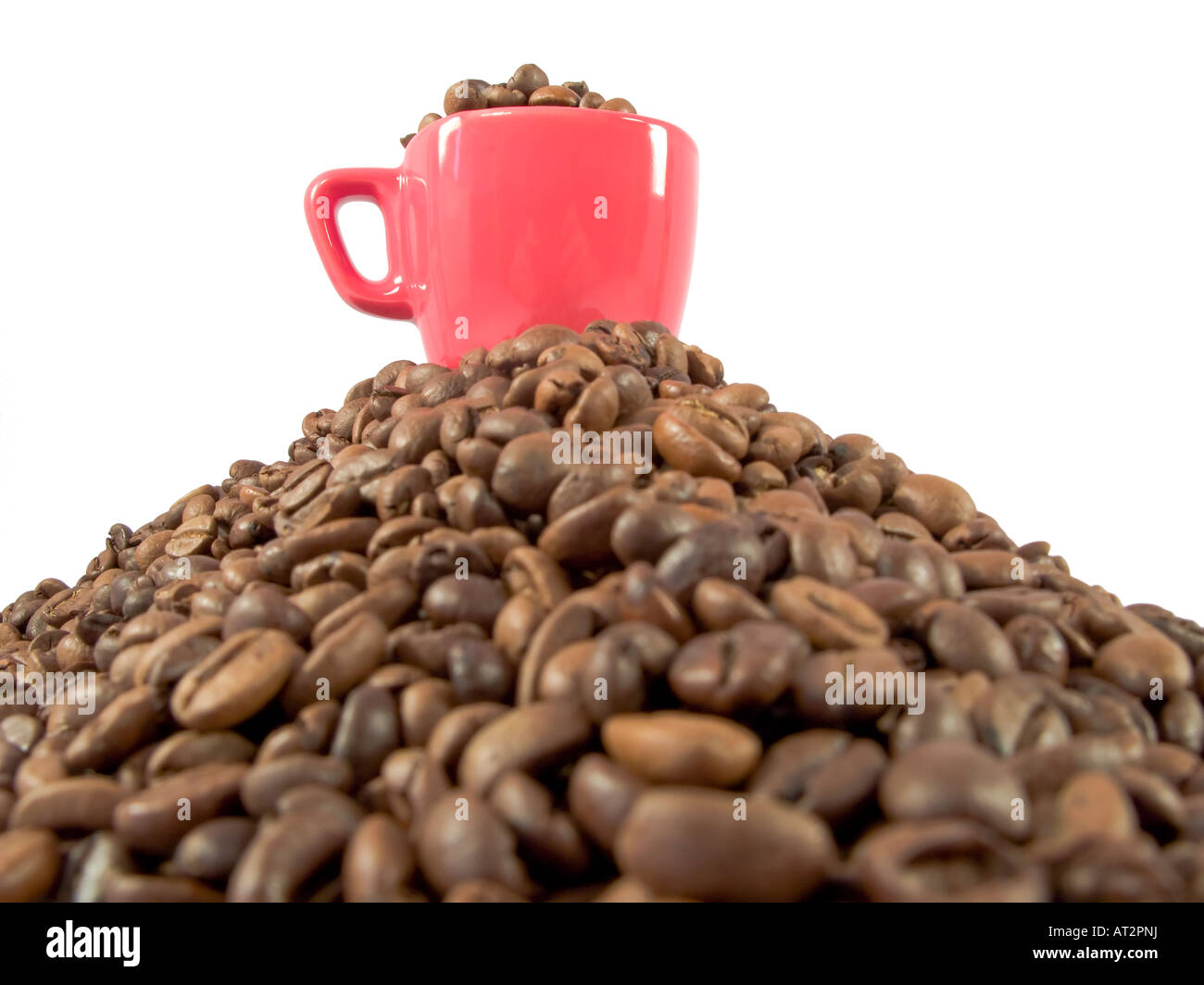 Tazza di espresso sulla sommità di una pila di chicchi di caffè Foto Stock