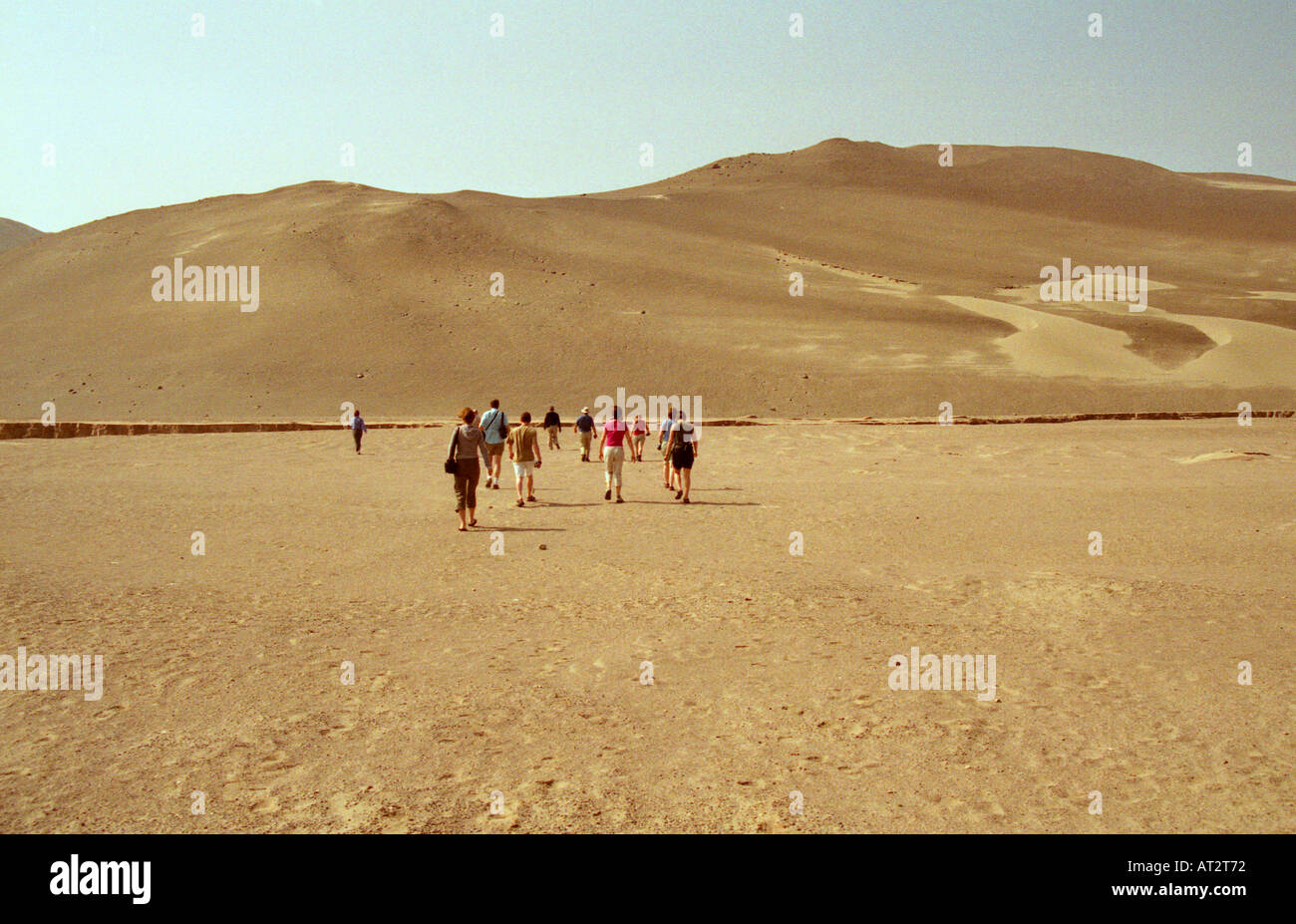 Investigare su una linea di faglia, pianura costiera, Perù Foto Stock