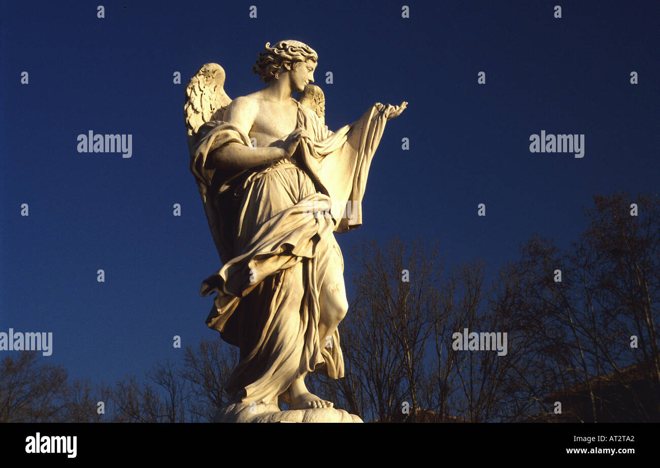 Estatue nel ponte di San Angelo Roma Italia Foto Stock