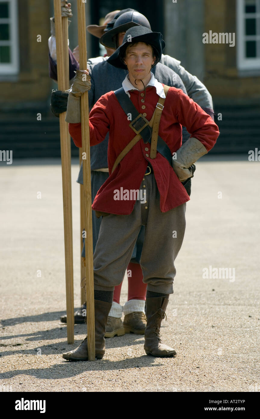 Xvii secolo guerra civile Pikemen svolto dal nodo sigillato guerra civile inglese reenactors Foto Stock