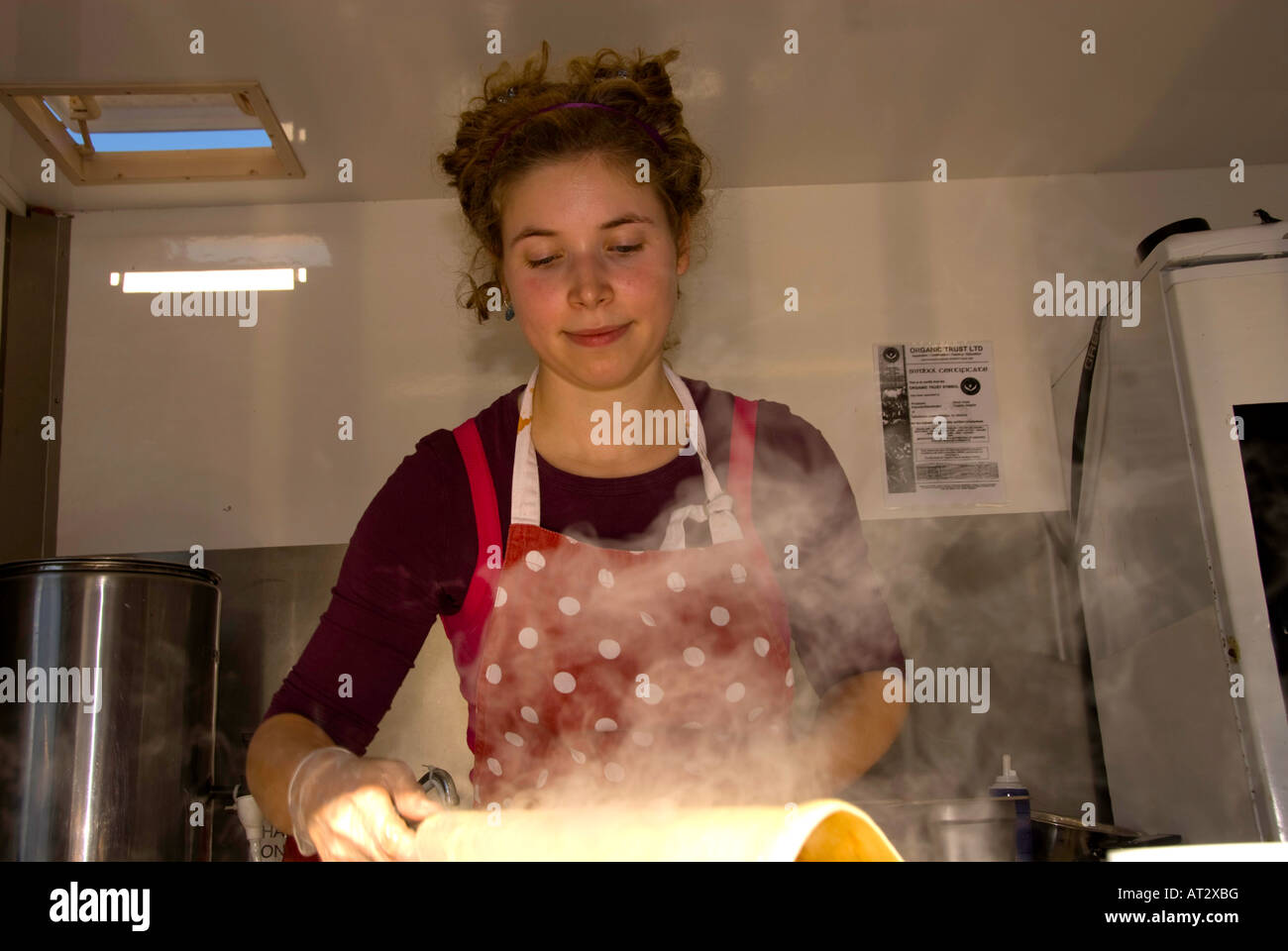 Irlanda del Nord il monte Stewart House e Giardini Tempio dei venti, Regno Unito donna vendita e rendendo le crepes Foto Stock