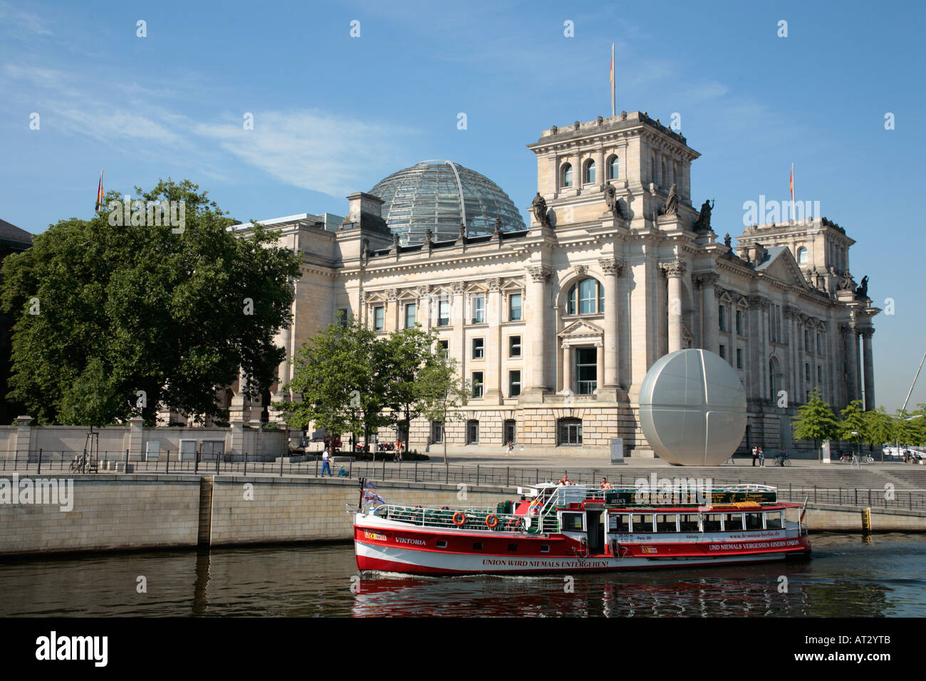 Nave passeggeri sul fiume Spree di fronte al Reichstag nella capitale tedesca Berlino Foto Stock
