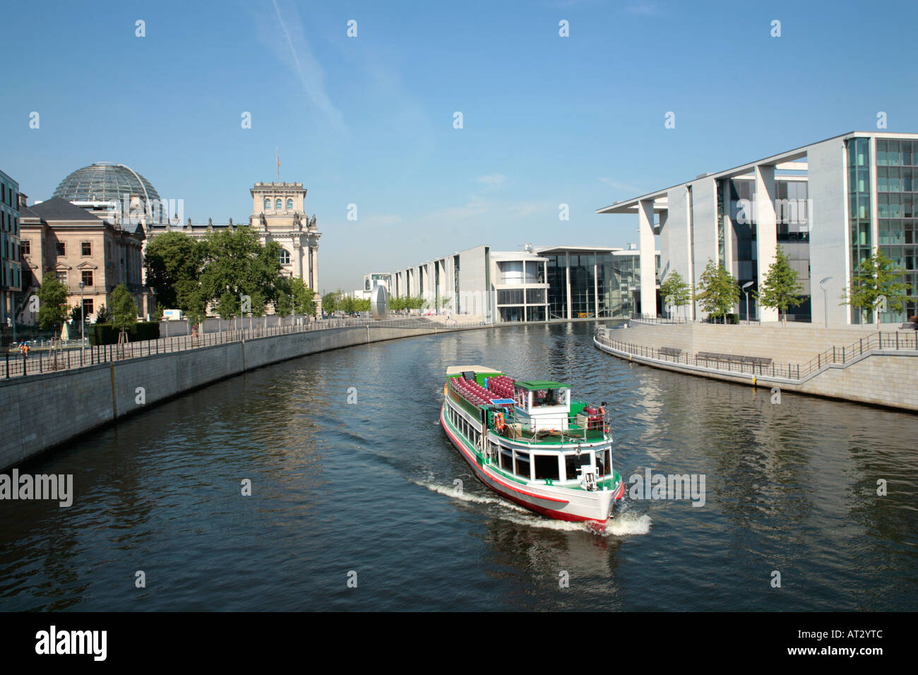 Nave passeggeri sul fiume Spree di fronte al Reichstag nella capitale tedesca Berlino Foto Stock
