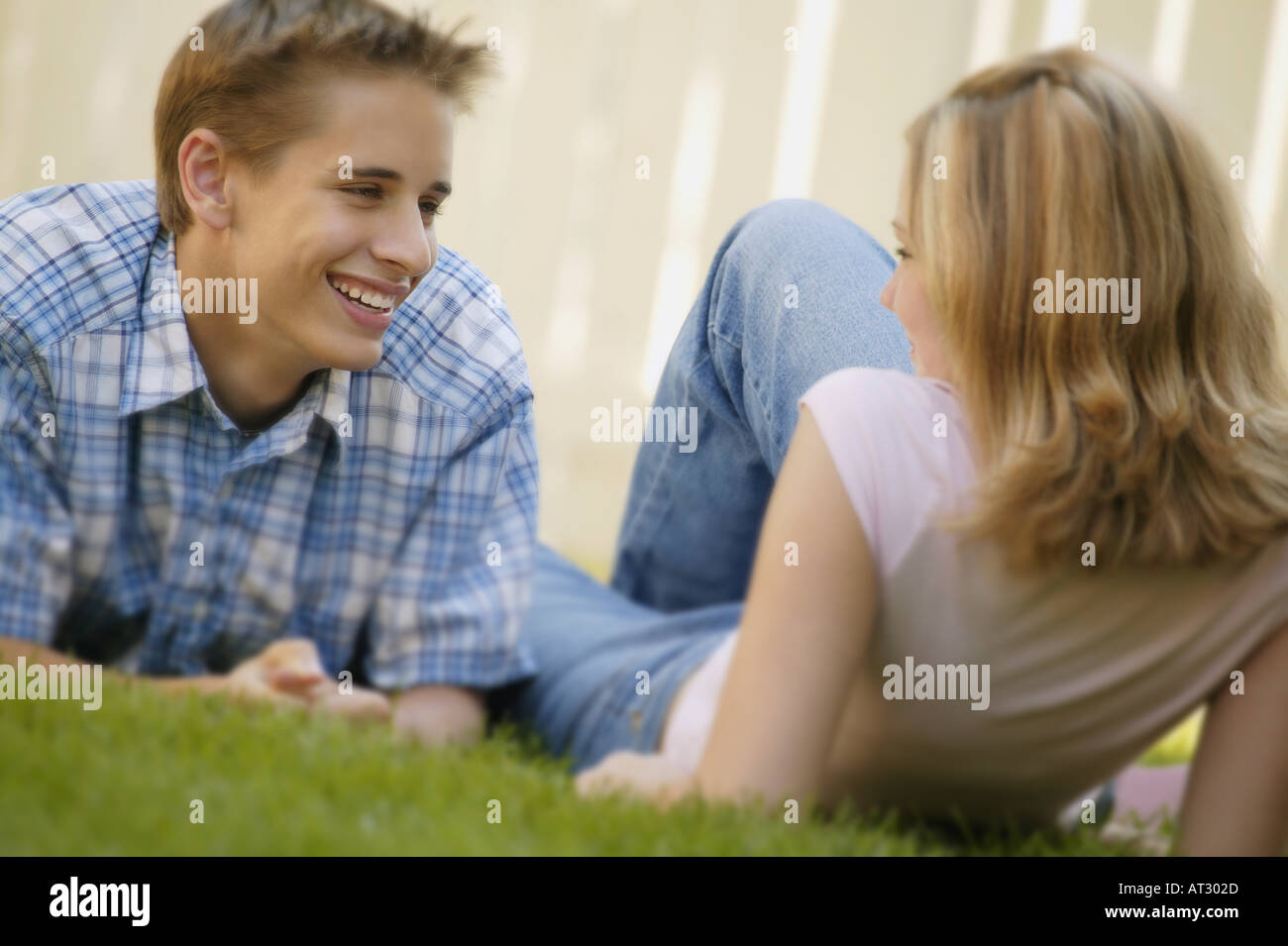 Un paio di ragazzi Foto Stock