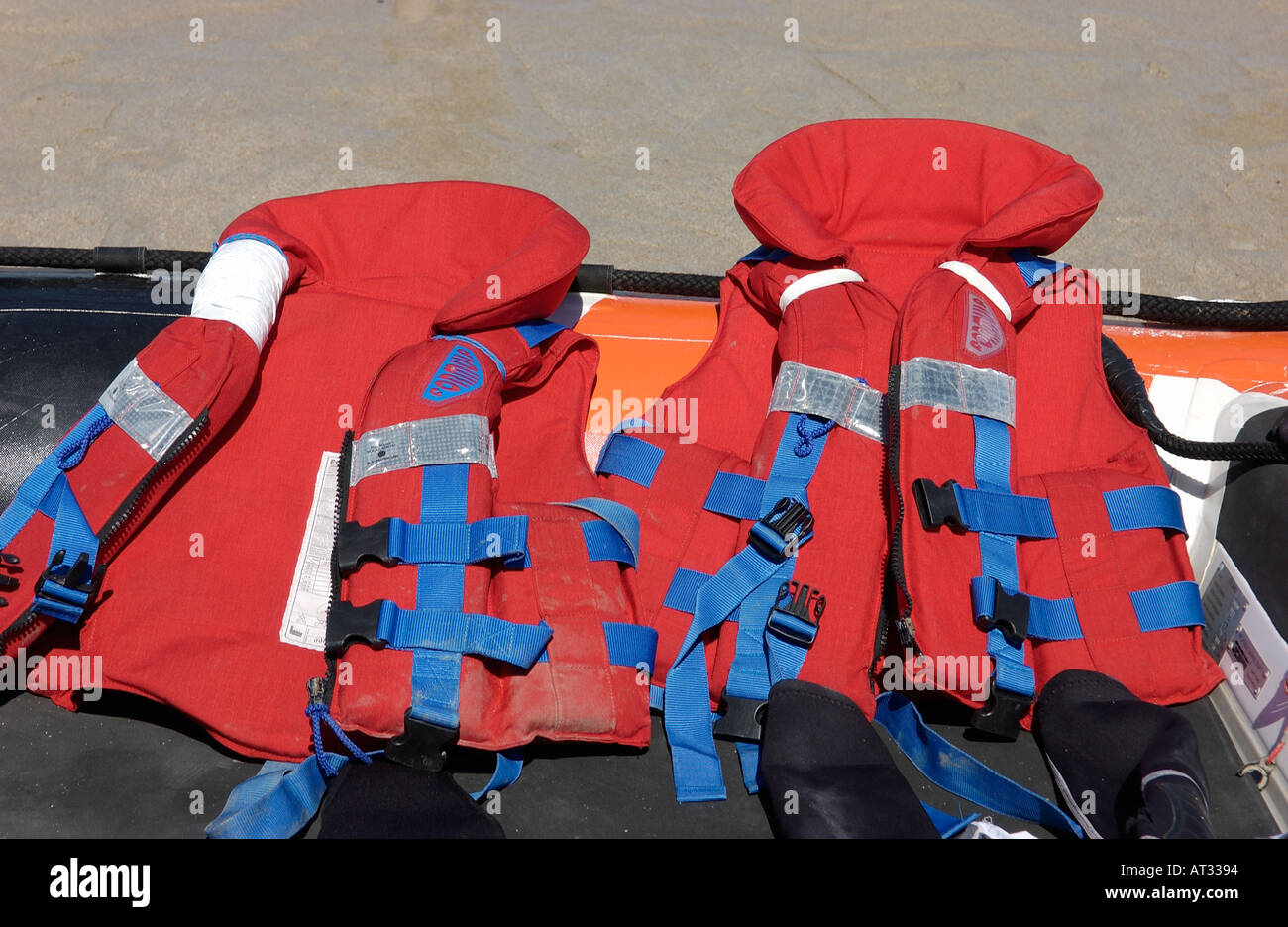 I giubbotti di salvataggio su un Zapcat sports racing barca a Whitesand Bay Sennen Cove Cornwall Inghilterra REGNO UNITO Foto Stock