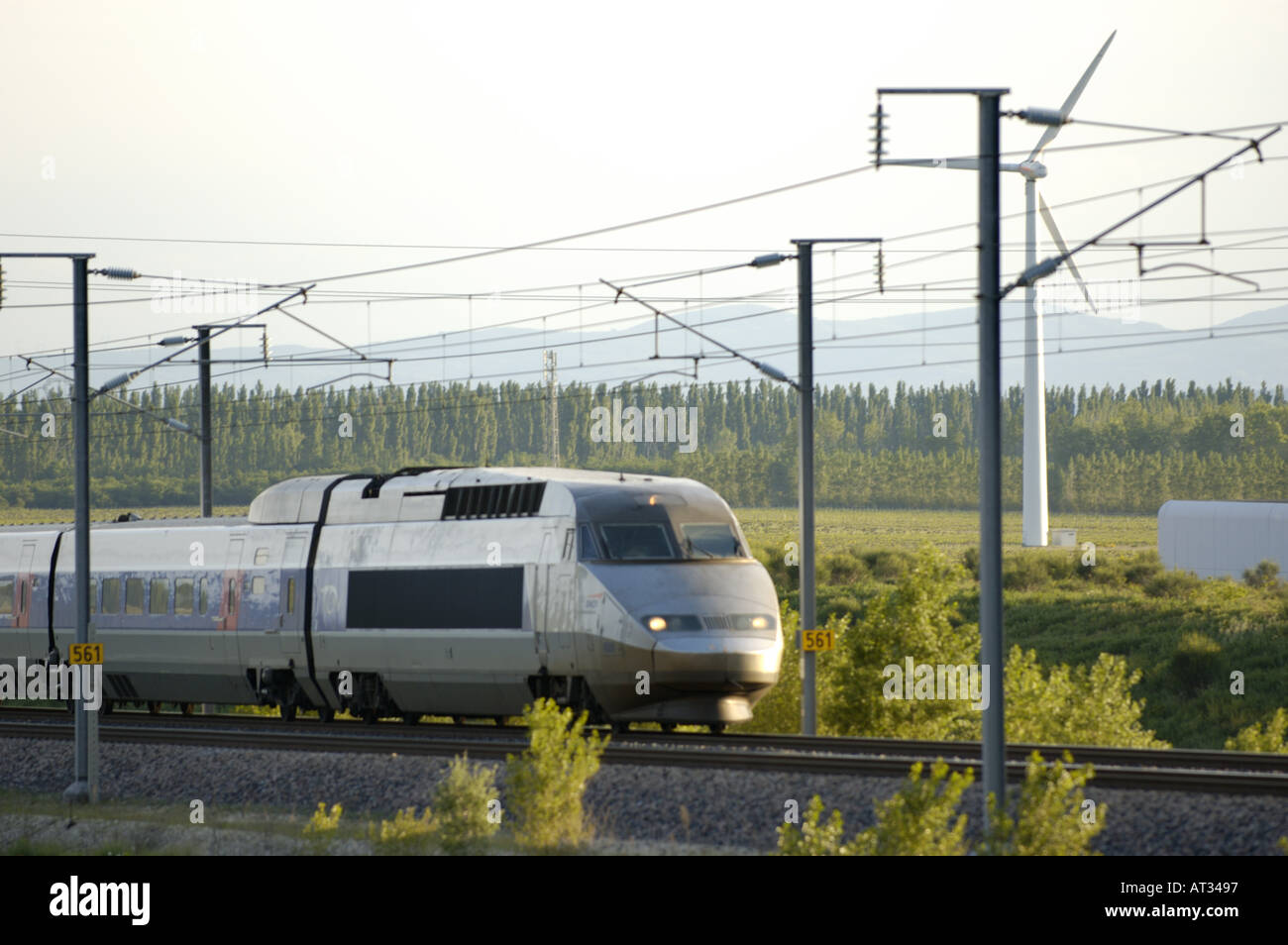 Francia drome donzere mediterraneo treno TGV in ferrovie e mulini a vento la turbina di potenza Foto Stock