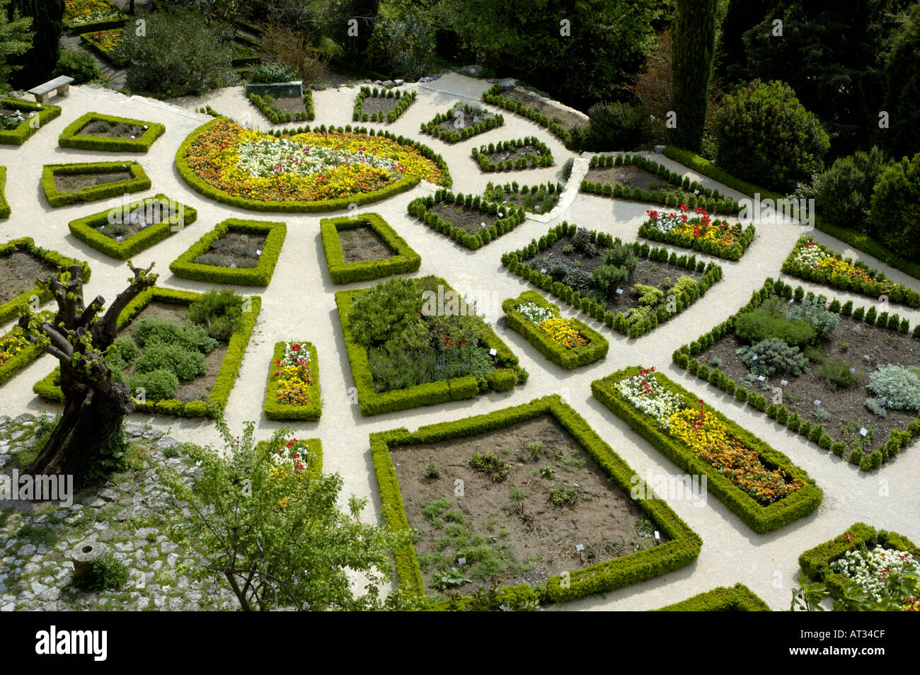 Giardini pubblici in La Garde-Adhemar, Drome, Francia. Foto Stock