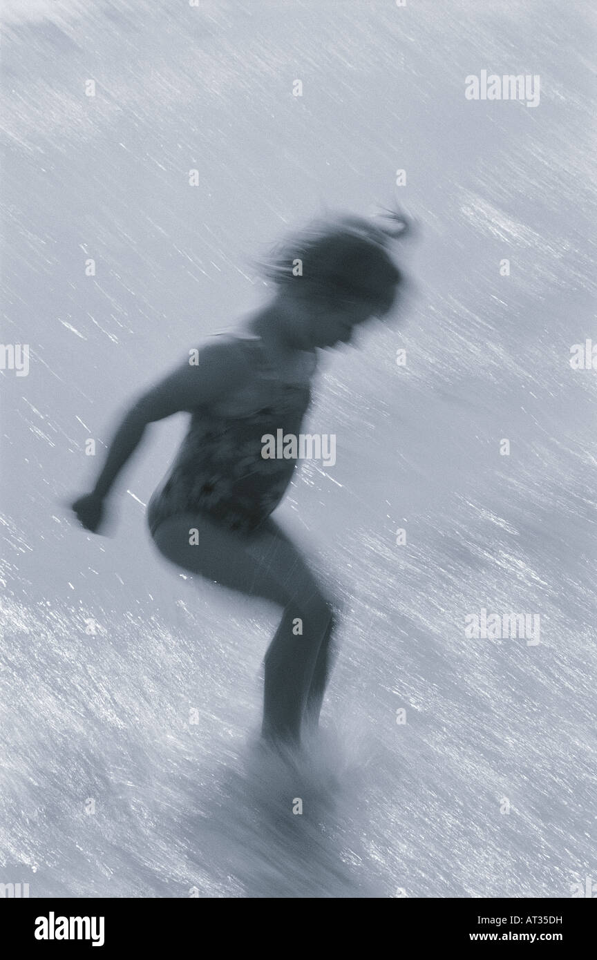 Una ragazza che si tuffa in mare Foto Stock