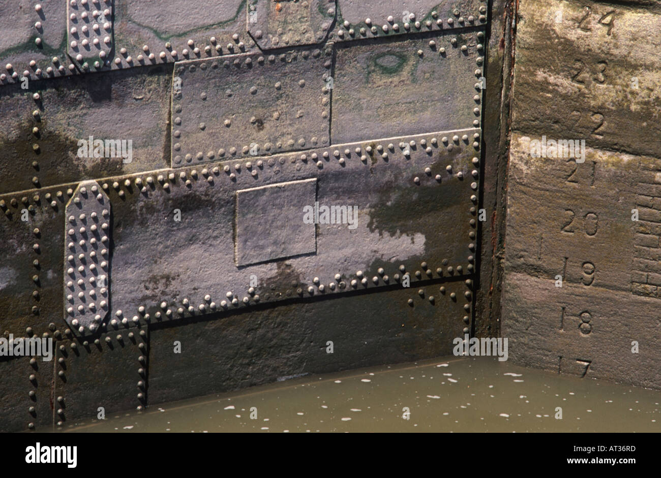 Rivettata e la piastra saldata di bloccare il portellone sul Fiume Tamigi con livello di acqua guage, Blackwall bacino, London Docklands Foto Stock