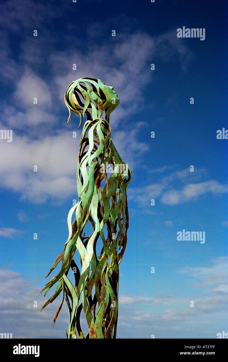 Una scultura in bronzo di una donna che si affaccia sul mare di Laytown, nella contea di Meath, Irlanda, chiamato Voyager Foto Stock