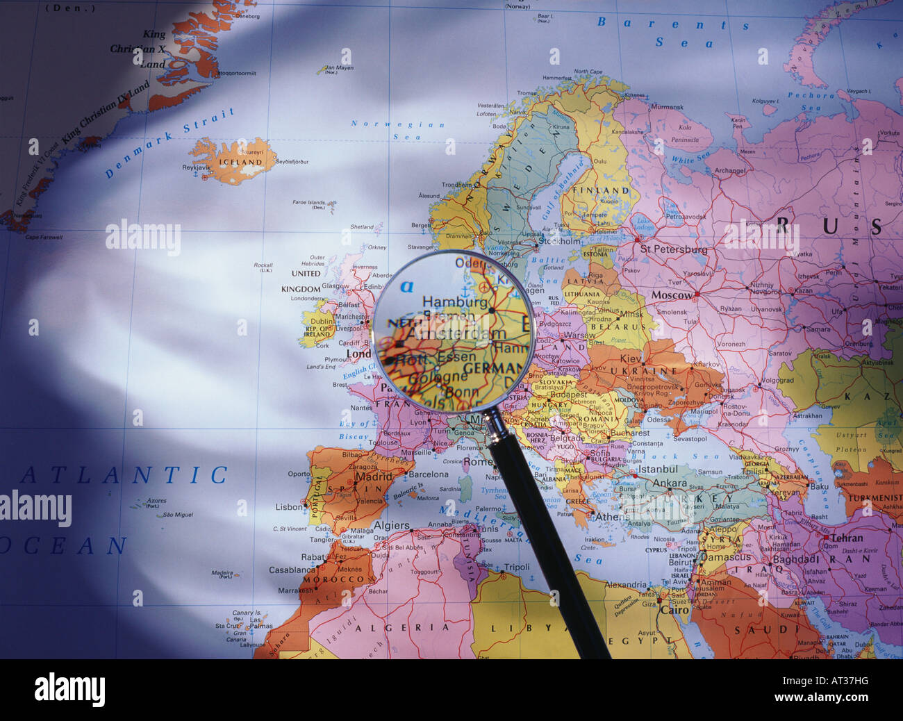 Una mappa di Europa visto attraverso una lente di ingrandimento Foto Stock