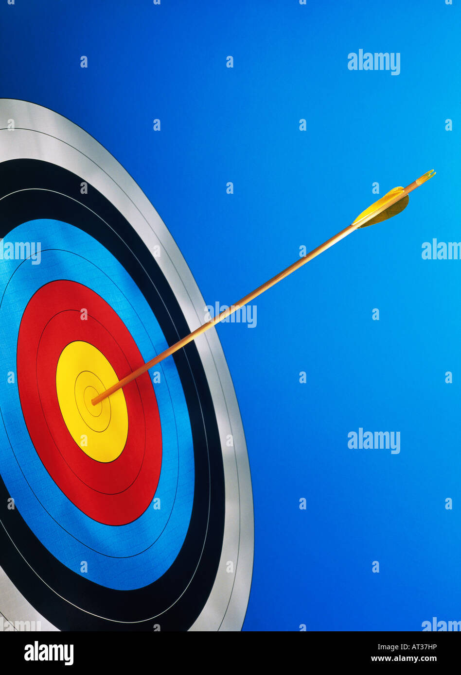 Una freccia al centro di una scheda target Foto Stock