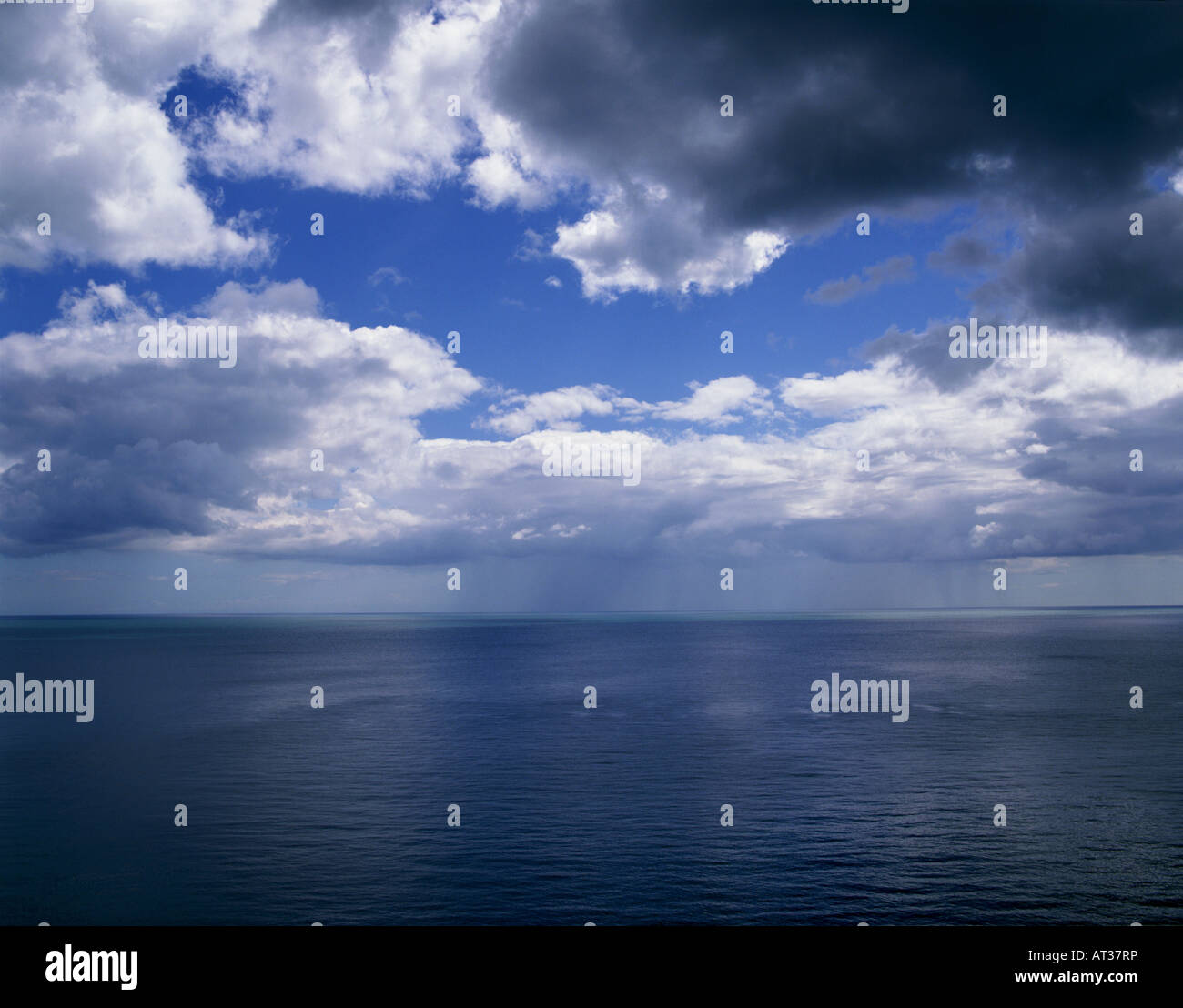 Ancora mare e cielo nuvoloso Foto Stock