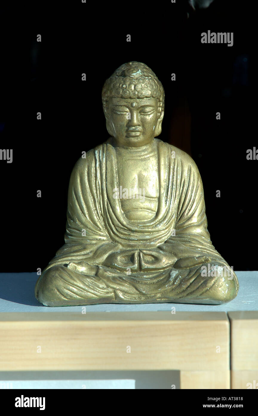 Una statua di boudha dislpay nella finestra di un centro zen Foto Stock